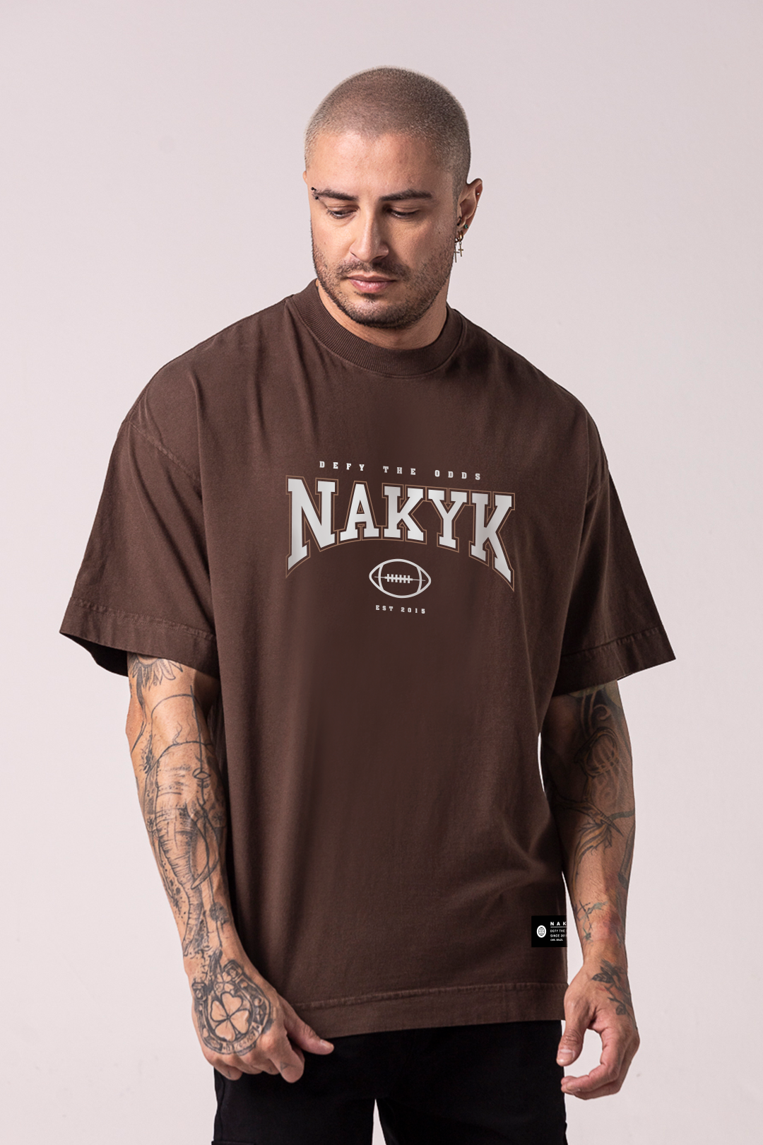 camiseta thompson marrom